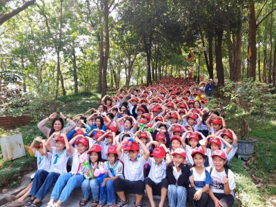 Thăm quan đền Vua Quang Trung